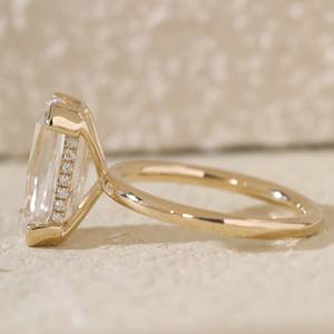 Bague en or jaune 14 carats pour femme avec diamant de laboratoire Crisscut de 3 carats, halo caché et demi-sertissage sculpté - Product Image 2