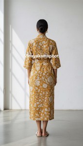 ชุดกิโมโนผ้าฝ้ายพิมพ์ลายดอกมัสตาร์ดสุดหรู งานพิมพ์ลายด้วยมือ 100% ผ้าฝ้ายพรีเมียมเนื้อบางเบา ชุดเดรสยาวปานกลางทรงไม่สมมาตร สวยงามน่าทึ่ง - Product Image 3
