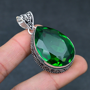 Venta al por mayor de colgantes de plata de ley con peridoto verde facetado ovalado, creados en laboratorio, para mujer. - Product Image 4