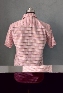 Camisa informal con botones y manga corta a rayas rosas para hombre con bolsillo para verano - Product Image 5