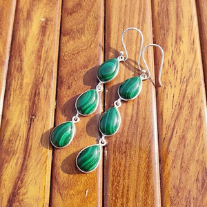 Boucles d'oreilles minimalistes bohèmes en malachite triple goutte d'eau, faites à la main, finition laiton argenté, bijoux de mode pour soirée - Product Image 5