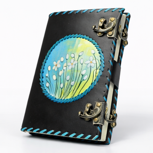 Diario de Cuero Genuino Pintado a Mano, Cuaderno Vintage con Arte Floral Azul, Doble Cierre Metálico, Cordón de Cuero, Tapa Dura, 8x6 Pulgadas - Product Image 2