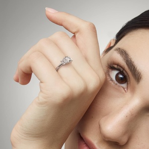 Anillo de Compromiso de Oro Blanco de 14K con 1.50 CTW de Diamantes Cultivados en Laboratorio, Tres Piedras, Corte Esmeralda en el Centro y Piedras Laterales Redondas - Product Image 5