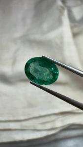 พลอยมรกตธรรมชาติจากเหมืองแซมเบีย รับรองโดย GIA น้ำหนัก 1 กะรัต รูปทรงวงรี สีเขียว สำหรับทำแหวนหรือจี้ งานสั่งทำพิเศษ พร้อมคุณสมบัติการเปลี่ยนสี - Product Image 4