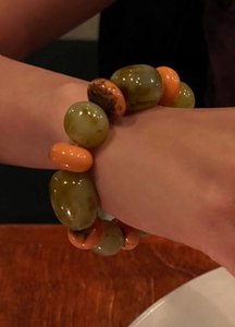 Juego de brazaletes de resina naranja de diseño creativo con tachuelas doradas, pulseras vintage para mujer, joyería de moda para chicas al mejor precio - Product Image 4