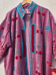 Veste longue pour femme en velours violet Suzani faite à la main, matelassée, à capuche, brodée de fleurs, écologique, style bohème, manteau ethnique de luxe pour l'hiver - Product Image 4