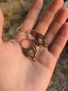 Boucles d'oreilles créoles en macramé doré faites à la main, avec quartz rutile naturel, style bohème, pendantes, micro-nœudées, bijoux en pierres précieuses, vente en gros - Product Image 2