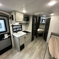 Caravane compacte moderne en forme de larme, camping-car léger et remorquable pour le camping en plein air et les aventures tout-terrain