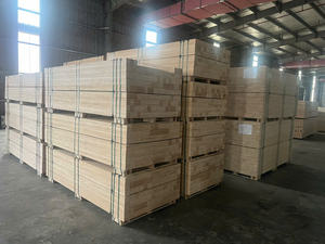 Poutre en LVL de pin structurel du fabricant vietnamien, bois lamellé-collé pour coffrage de construction, échafaudage et support de bâtiment - Product Image 4