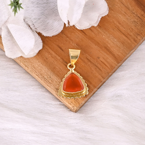 Pendentif triangle en cornaline naturelle en laiton plaqué or 25 mm |   Charme de bijoux minimalistes tendance avec pierres précieuses - Product Image 4