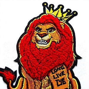 Badge de luxe personnalisé brodé en chenille avec motif lion et couronne pour vêtements de mode, streetwear et vestes - Product Image 2