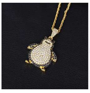 Lindo colgante de pingüino chapado en oro con piedras de moissanita, amuleto con temática animal para uso diario, joyería hip-hop. - Product Image 2