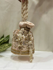 กระเป๋ากำมะหยี่บลัชออนประดับด้วยดอกไม้ zari ประดับด้วยไข่มุกประดับพู่สำหรับเทศกาลอุปกรณ์เสริมมือจับสำหรับเจ้าสาว - Product Image 6