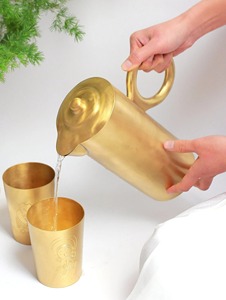 Pichet minimaliste fini or, carafe élégante, idéal pour la présentation sur la table basse et le service de boissons à la maison, vente en gros depuis l'Inde - Product Image 5