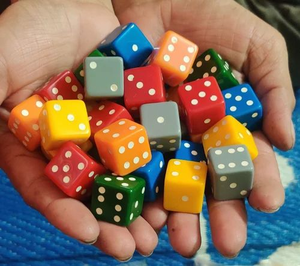Ensemble de dés en résine colorés, points multicolores, cubes de jeu, artisanat fait main, dés de collection, dés de jeu de société à points blancs, objets de collection - Product Image 1