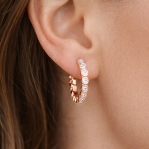 Pendientes de Aro Huggie con Certificación IGI en Oro Puro de 14K, con Diamantes de Burbuja Engastados en Bisel, Regalo de Aniversario para Mujer - Product Image 4