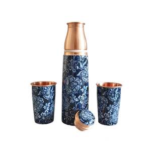 Ensemble de bouteilles en cuivre pur, design floral indien, matériau en cuivre, impression Meena, couleur bleue, finition brillante, bouteille avec verre. - Product Image 3