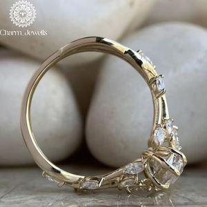 Bague de fiançailles classique vintage pour femme en argent plaqué or avec moissanite taille coussin, sertie à griffes, certifiée IGI - Charm Jewells - Product Image 5