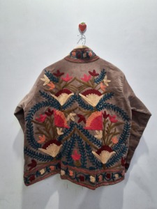 Chaqueta de Terciopelo Bordada con Motivos Florales, Prenda de Lujo para Mujer, Terciopelo Color Durazno, Diseño Artesanal, Precio al por Mayor - Product Image 2