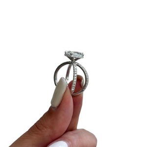 Bague de fiançailles de luxe en or 14K, 18K ou platine, avec diamant de laboratoire taille coussin allongé de 2,5 carats, motif croisé et semi-halo - Product Image 5