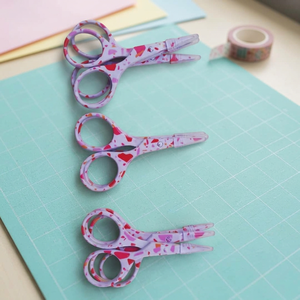 Tijeras de Bordado HABI INDUSTRIES de 3.5 Pulgadas, Acero Inoxidable, Hojas Afiladas de Precisión, Colores Flamingo Pink, Lemonade y Wisteria - Product Image 3