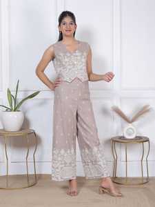 Ensemble coordonné beige pour femme, imprimé géométrique, haut sans manches et pantalon palazzo à jambes larges, tenue élégante - Product Image 1