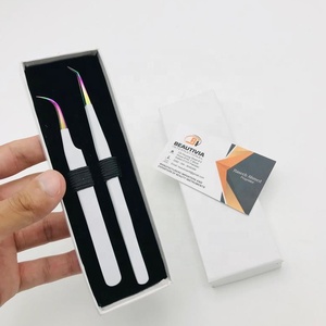 Pinzas profesionales para extensión de pestañas, curvas probadas a mano/ángulo de 45 grados, blanco con punta de arcoíris, acero sostenible - Product Image 4