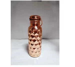 Botella de Cobre con Diseño Tradicional Hecho a Mano por Crescent Crafts - Revestimiento Anticorrosión, Ecológica, Apta para Lavavajillas, Ideal para Fiestas - Product Image 3