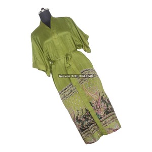 KL016 Kimono Largo de Seda Bohemio Vintage, Estilo Boho Gitano, Hecho con Sari Reciclado, Túnica Larga de Seda Vintage, Ropa de Dormir para Mujer - Product Image 1