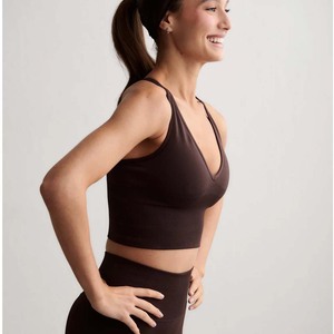Conjunto de yoga sin costuras de 2 piezas para mujer, leggings de cintura alta y top corto tipo racerback en color marrón sólido - Product Image 2