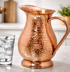 Esta robusta taza de cobre, bellamente martillada, presenta un mango dorado de diseño angular único. Disponible a precio de mayorista. - Product Image 5