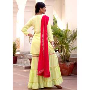 Ensemble Salwar Kameez ethnique en rayonne brodé Gota vert Aasma avec dupatta rose, taille XS, idéal pour les mariages - Product Image 1
