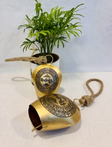 Campana colgante tibetana de latón con Om Mani Padme Hum, silueta clásica de campana curva con diseño de mandala de loto. - Product Image 1
