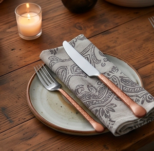 ชุดช้อนส้อมสแตนเลสพร้อมด้ามทองแดงตีลาย สำหรับใช้ในบ้านและครัว - Product Image 6