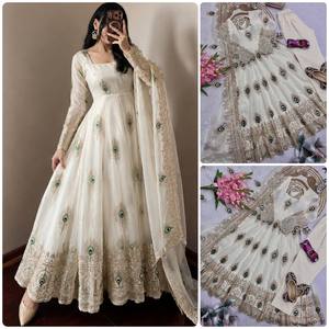 Ensemble de Robe Trois Pièces pour Femme de Qualité Export avec Robe en Soie Brodé, Dupatta et Pantalon – Réversible, Infroissable, Toutes Saisons - Product Image 3
