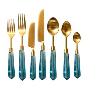 Juego de cubiertos de metal dorado de diseño simple con mango de resina azul claro para el hogar, hoteles y bodas, juegos de cubiertos para comer - Product Image 1