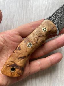 Cuchillo de caza Yakut hecho a mano, de acero de Damasco, con mango de madera, hoja de punta caída y funda de cuero rojo. - Product Image 3
