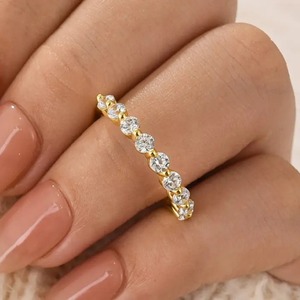Bague de mariage classique en moissanite 925, coupe demi-rond, en argent sterling plaqué or blanc et jaune pour femmes. - Product Image 5