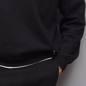 เสื้อสเวตเชิ้ตผู้ชาย ให้ความอบอุ่นสมดุลในสภาพอากาศเย็น วัสดุคุณภาพสูง แขนยาวเต็มตัว บริการ OEM สำหรับผู้ซื้อจำนวนมาก - Product Image 4