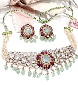 Magnifique ensemble de collier et boucles d'oreilles plaqué or de qualité supérieure pour femme, idéal pour les mariages et les événements. - Product Image 3