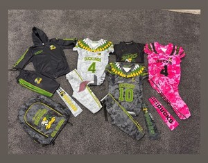Ensemble d'uniformes de football américain pour jeunes de qualité supérieure, personnalisé, avec veste de pré-chauffe, sac à dos et accessoires - Product Image 1