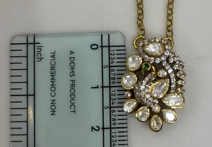 Collier Pendentif Fleur Ethnique Classique Amaira Jewels en Argent Plaqué Or avec Pierre Vert Poire Taillée – Cadeau de Fiançailles pour Femme, Bijou Tendance - Product Image 1