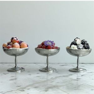 Bol à dessert moderne en métal argenté avec piédestal, coupelle à glace en acier inoxydable avec tige, plat à salade de fruits décoratif pour service de fête - Product Image 2