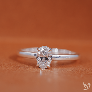 แหวนหมั้นเพชรทรงรี 0.5 กะรัต ได้รับการรับรองจาก IGI เพชรเพาะเลี้ยงแบบโซลิแทร์ ประดับด้วยวงแหวนรอบเพชรแบบซ่อน ในตัวเรือนทองคำขาว 10K - Product Image 1