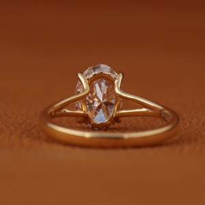 แหวนหมั้นเพชรทรงรีสุดหรู ผลิตในห้องปฏิบัติการ ตัวเรือนทองคำแท้ 14K สีเหลือง ดีไซน์เรียบหรู แหวนแต่งงานแบบโซลิแทร์สำหรับผู้หญิง - Product Image 4