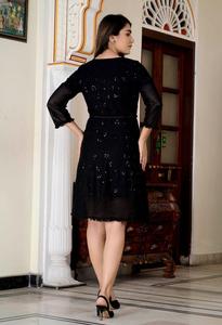 Robe de cocktail élégante noire à col en V, manches trois quarts, coupe régulière, longueur midi, polyester/coton, toutes saisons - Product Image 2