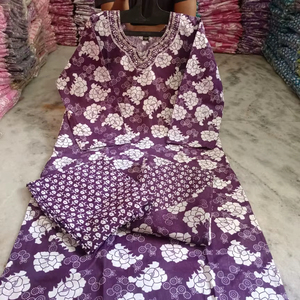 Conjunto de 3 Piezas para Mujer, Kurti, Pantalón y Dupatta, Largo hasta la Rodilla, de Algodón Puro con Estampado Floral |   Cuello en V |   Tallas Grandes (M-10XL) |   Transpirable - Product Image 1