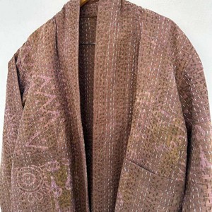 Abrigo de mujer tejido a mano Kantha Gypsy Thread, bata corta con estampado étnico Ajrakh, chaqueta de invierno corta de algodón al por mayor, hecha a mano - Product Image 2