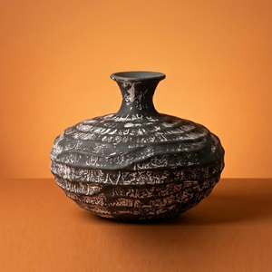 Vase à fleurs côtelé artisanal noir, finition noire avec des accents blancs texturés, pour décoration intérieure moderne - Product Image 1