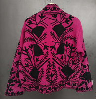 Veste matelassée en coton tricoté brodé artisanal, magenta vif, à manches longues, pour l'extérieur, avec motifs botaniques noirs audacieux, écologique